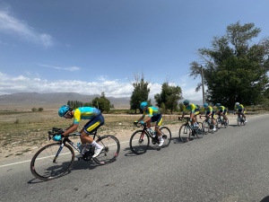 ҚЫРҒЫЗСТАНДА ЖАСӨСПІРІМДЕР АРАСЫНДА ШОССЕДЕГІ ВЕЛОСПОРТТАН ОҚУ-ЖАТТЫҒУ ЖИЫНЫ ӨТУДЕ